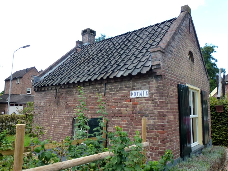 Beuningen (Gld) boerderij met bakhuis Wilhelminalaan 124, bakhuis