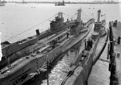 Bezoek Britse oorlogsschepen aan Rotterdam. Onderzeboten, waaronder de HMS Aene…, Bestanddeelnr 903-4830