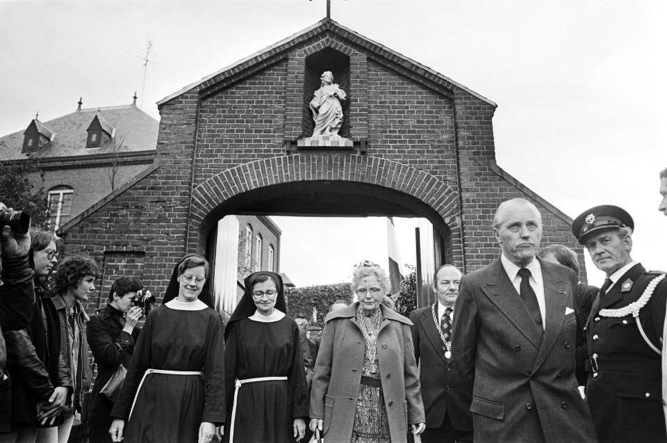 Bezoek Hare Majesteit aan Noord Brabant Juliana vergezeld van 2 nonnen tijdens, Bestanddeelnr 929-3782