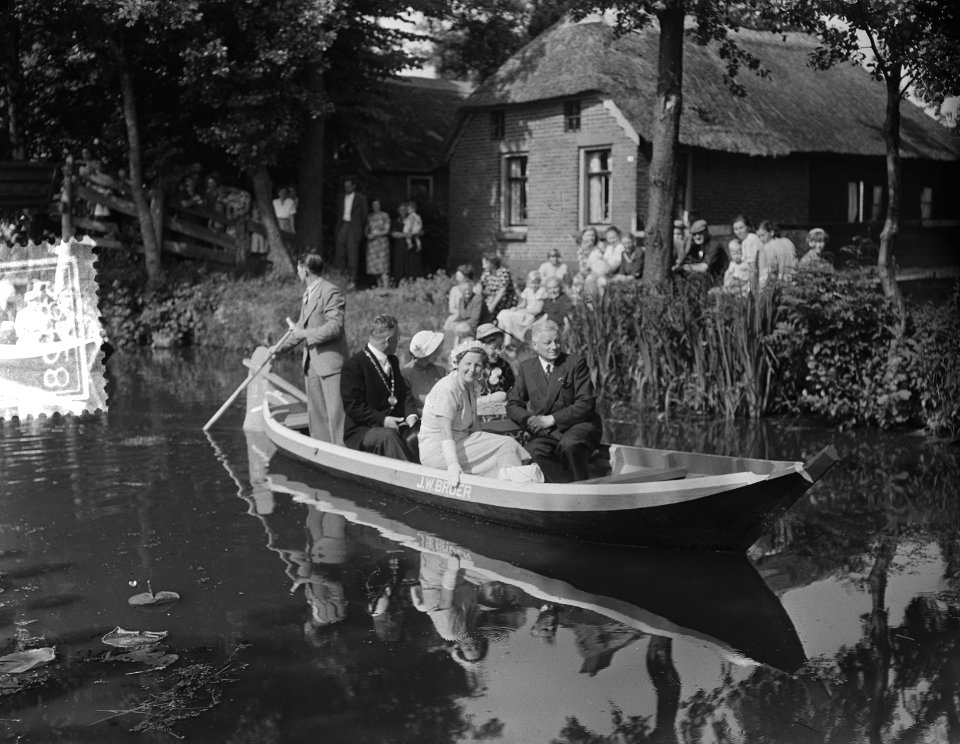 Bezoek H. M. de Koningin aan de kop van Overijssel. Rondvaart in Giethoorn met p, Bestanddeelnr 905-8128