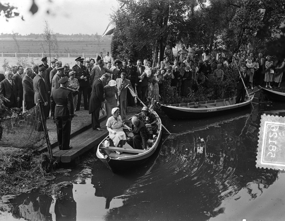 Bezoek H. M. de Koningin aan de kop van Overijssel. Rondvaart in Giethoorn met p, Bestanddeelnr 905-8126