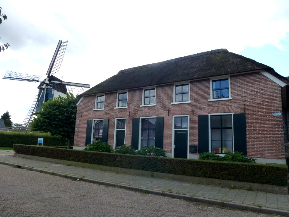 Beuningen (Gld) molenhuis Molenstraat 54, met molen