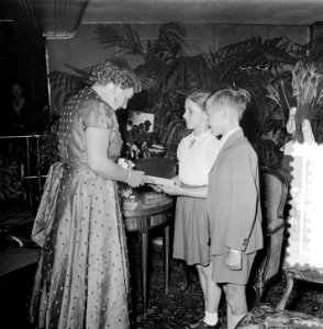 Bezoek Koningin aan Prijs van de film Dageraad der Vr.h. City Theater Amsterdam, Bestanddeelnr 905-8284