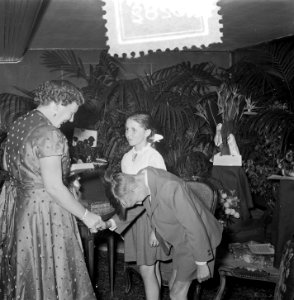 Bezoek Koningin aan Prijs van de film Dageraad der Vr.h. City Theater Amsterdam, Bestanddeelnr 905-8282