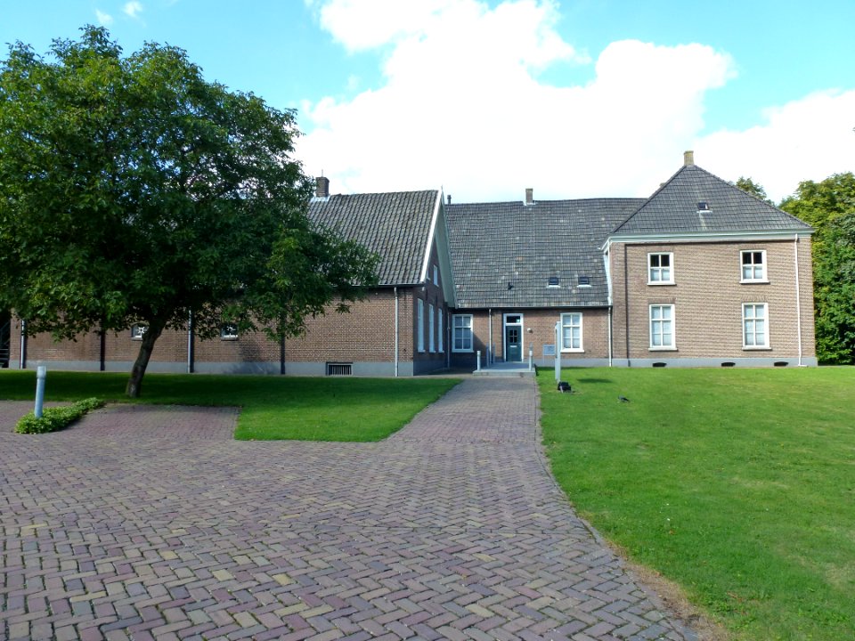 Beuningen (Gld) Wilhelminalaan 2, 2a-d, 4 Den Blanckenburgh, nr 2 woning en nr 2a-d schuren