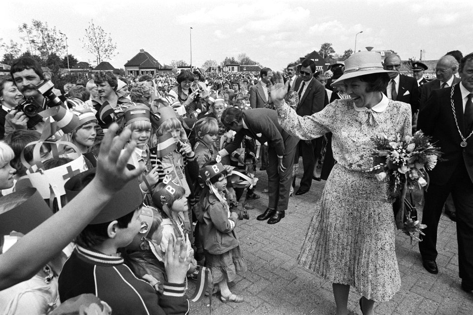 Bezoek Koningin Beatrix en prins Claus aan Noord-West-Overijssel, Zij worden in , Bestanddeelnr 931-4935