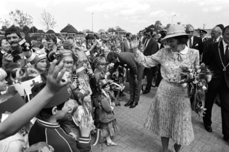 Bezoek Koningin Beatrix en prins Claus aan Noord-West-Overijssel, Zij worden in , Bestanddeelnr 931-4935