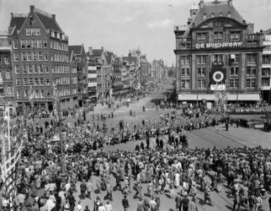 Bezoek Franse president René Coty en diens echtgenote aan Amsterdam, kransleggin, Bestanddeelnr 906-6070