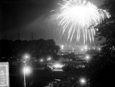 Bezoek Franse president en mevrouw Coty aan Amsterdam, vuurwerk boven Oosterdok, Bestanddeelnr 906-6117
