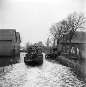 Bezoek gaat per DUKW (amfibievoertuig), Bestanddeelnr 900-2325