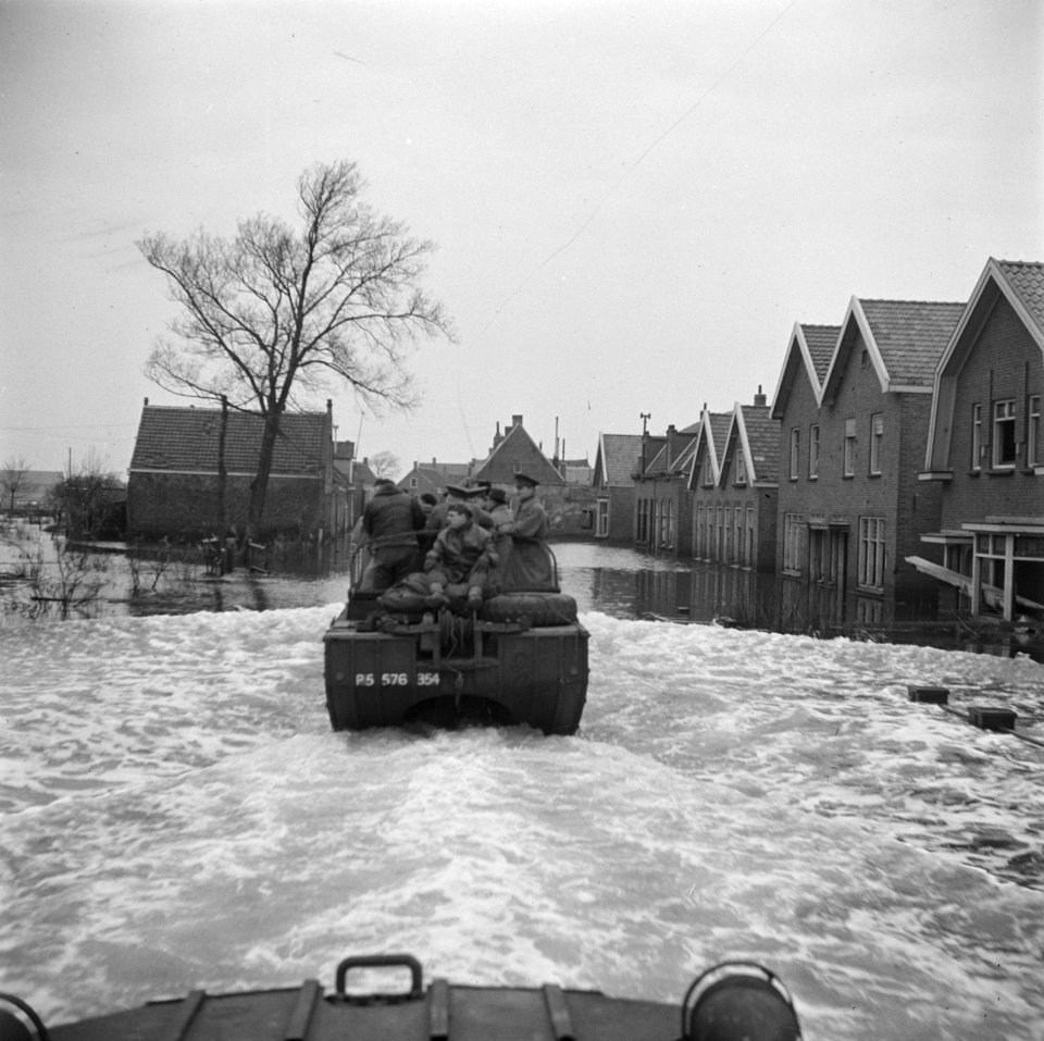 Bezoek gaat per DUKW (amfibievoertuig), Bestanddeelnr 900-2324
