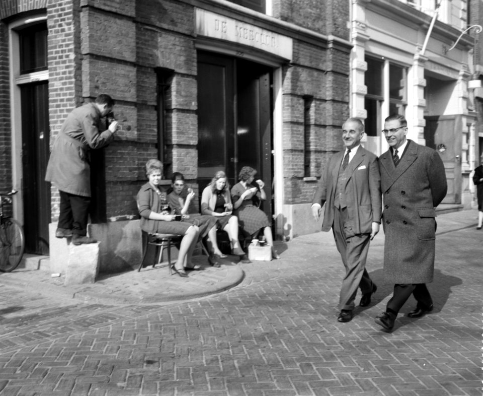 Bezoek Britse Ambassadeur Sir en Lady Noble aan Amsterdam. Wandeling door de sta, Bestanddeelnr 912-1774
