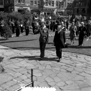 Bezoek Deense Koninklijke familie aan Amsterdam, kranslegging Dam, Bestanddeelnr 906-4206