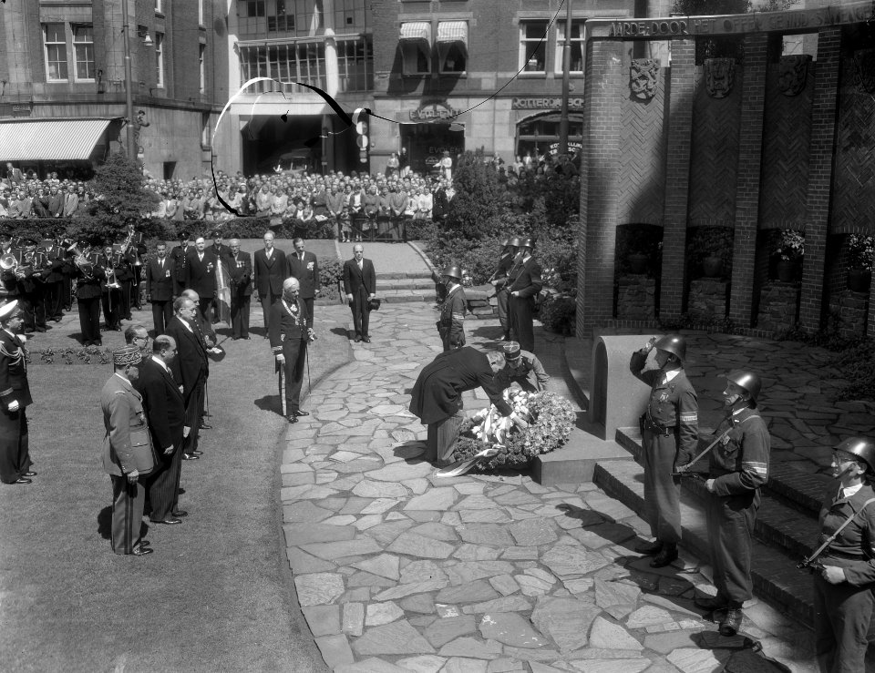 Bezoek Franse president René Coty en diens echtgenote aan Amsterdam, kransleggin, Bestanddeelnr 906-6072