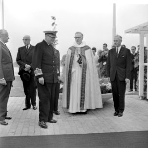 Bezoek Koning Olav van Noorwegen, Koning Olav bij het verlaten kapel op Rozenbur, Bestanddeelnr 916-8690