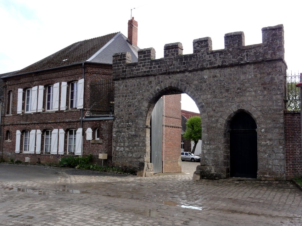 Besny et Loizy (Aisne) portail monumentale