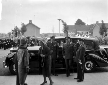 Bezoek Koning Olav aan Eindhoven, aankomst gezelschap, Bestanddeelnr 916-8629