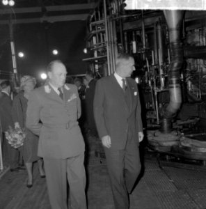 Bezoek Koning Olav aan Philips te Eindhoven, Koning Olav en ir Philips, Bestanddeelnr 916-8614