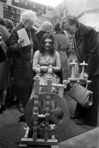 Beurs Kreatief 76 in Utrechtse Jaarbeurs dame met spinnewiel, Bestanddeelnr 928-3809
