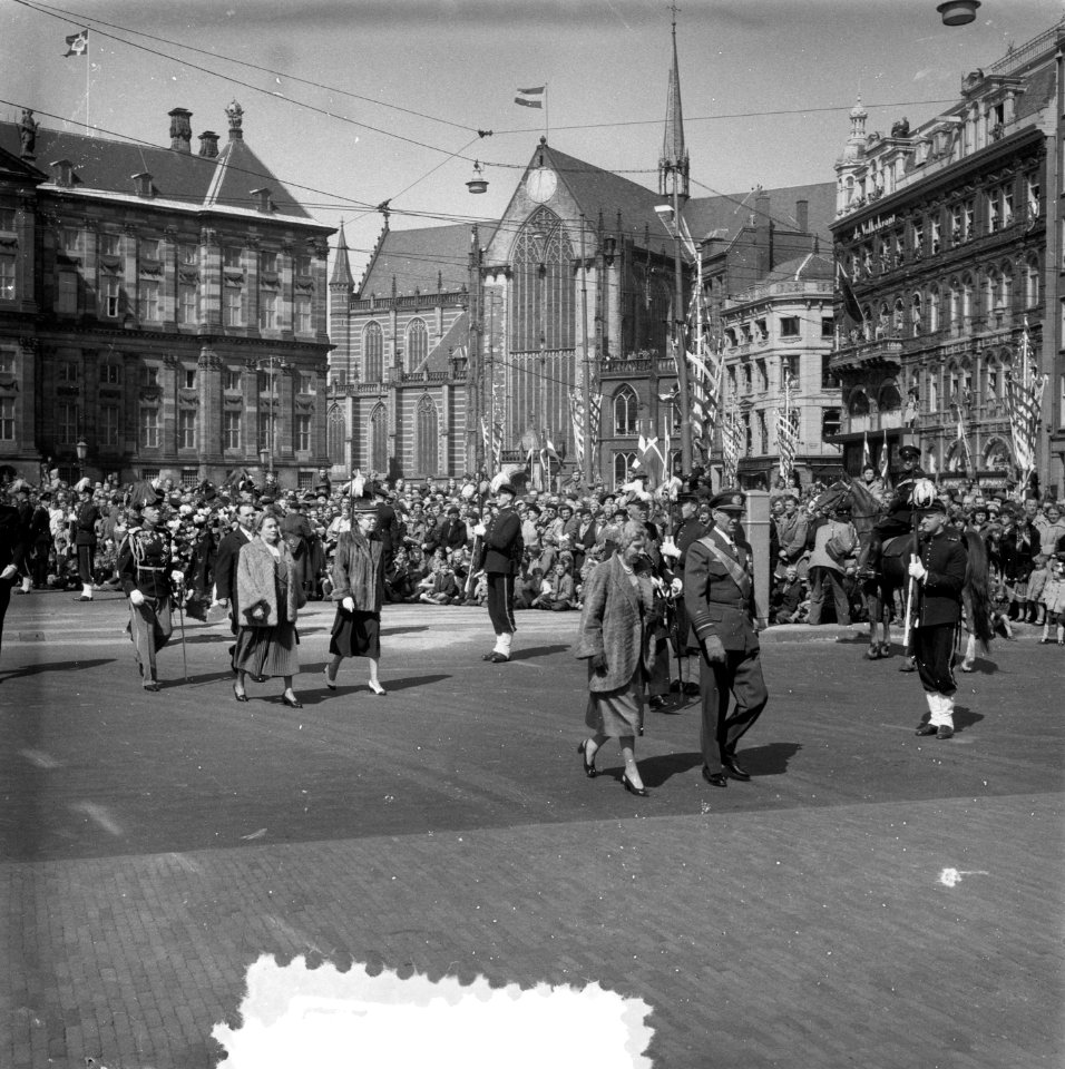 Bezoek Deense Koninklijke familie aan Amsterdam, passeren Damrak, Bestanddeelnr 906-4209