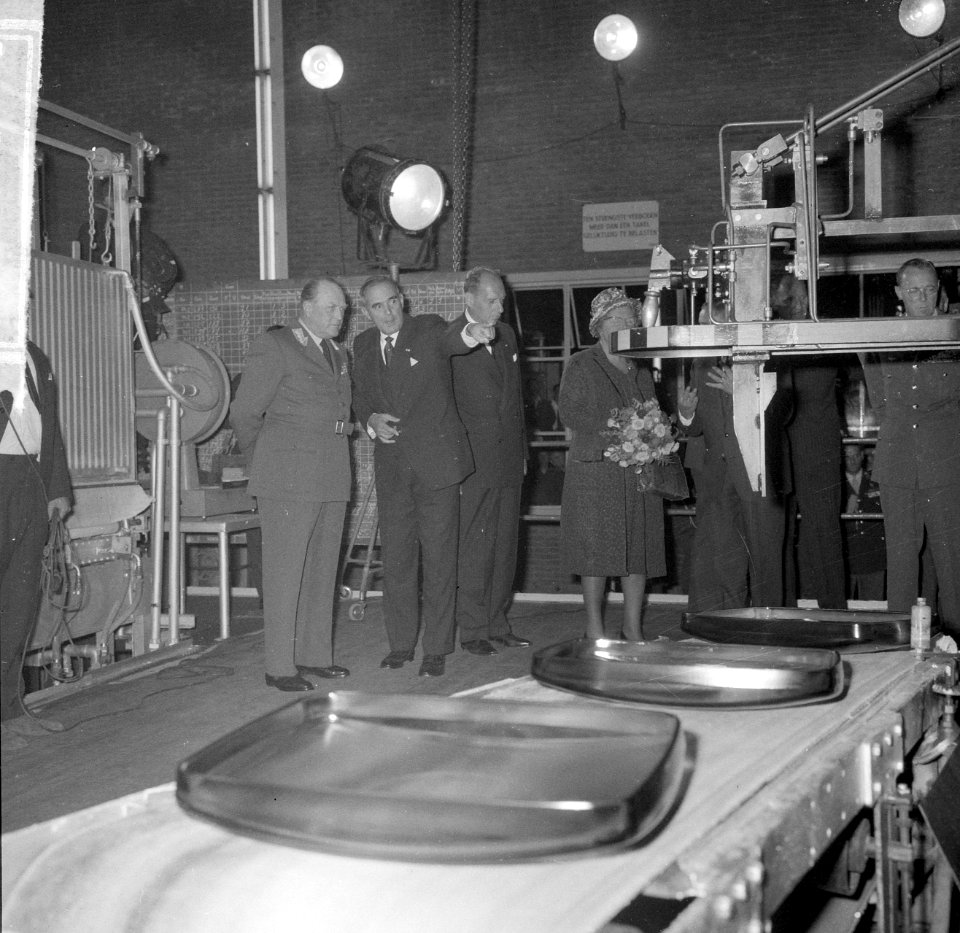 Bezoek Koning Olav aan Philips te Eindhoven, het gehele gezelschap kijkt naar he, Bestanddeelnr 916-8610