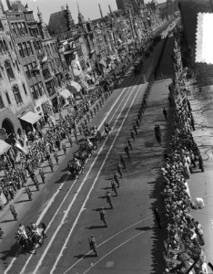 Bezoek Deense Koninklijke familie aan Amsterdam, overzi Damrak, Bestanddeelnr 906-4197