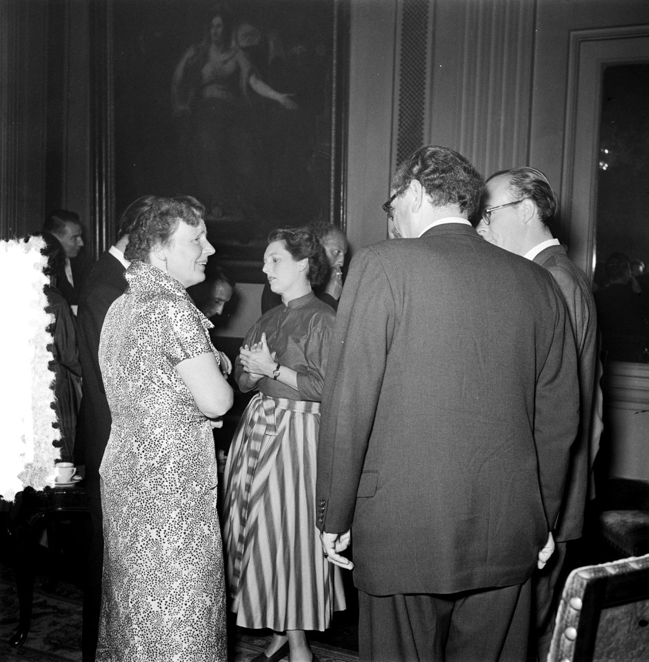 Bezoek Koningin aan Stadsschouwburg te Amsterdam. Koningin in gesprek met George, Bestanddeelnr 905-7734
