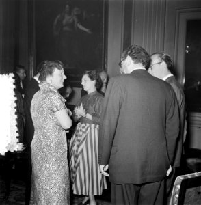 Bezoek Koningin aan Stadsschouwburg te Amsterdam. Koningin in gesprek met George, Bestanddeelnr 905-7734