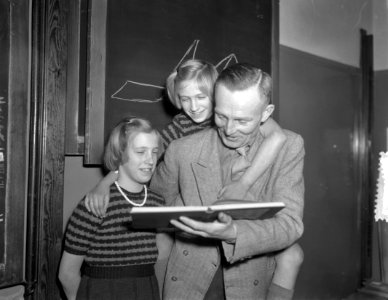 Bezoek bij Zwolse vierling Kiffers, Rini op rug schoolmeester (links Dorothea), Bestanddeelnr 906-1814
