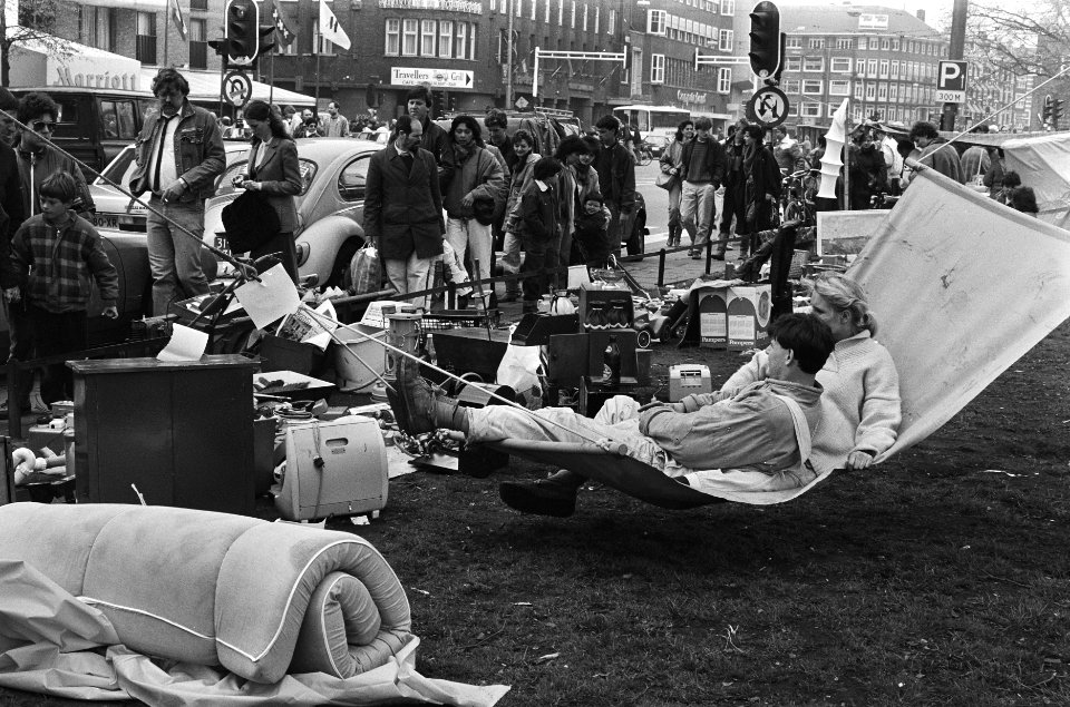 Bevrijdingsdag in Amsterdam jongelui in hangmat op vrijmarkt, Bestanddeelnr 933-3157