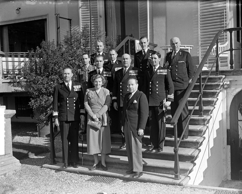 Bezoek Canadese Admiraal aan koningin Juliana op Soestdijk, Bestanddeelnr 904-2436