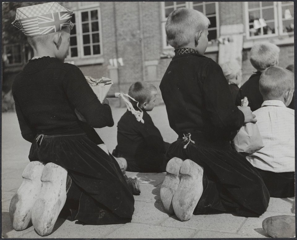 Bevrijdingsfeesten. Volendam viert de bevrijding. Kinderen kijken naar poppenkas…, Bestanddeelnr 512 033
