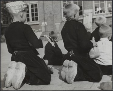 Bevrijdingsfeesten. Volendam viert de bevrijding. Kinderen kijken naar poppenkas…, Bestanddeelnr 512 033