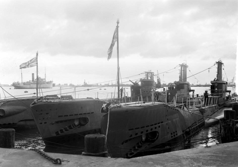 Bezoek Britse oorlogsschepen aan Rotterdam. Onderzeboten, waaronder de HMS Aene…, Bestanddeelnr 903-4829