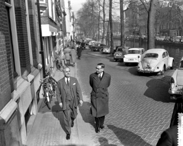 Bezoek Britse Ambassadeur Sir en Lady Noble aan Amsterdam Wandeling door de sta, Bestanddeelnr 912-1773