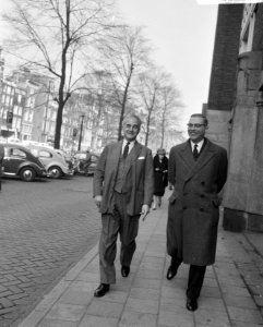 Bezoek Britse Ambassadeur Sir en Lady Noble aan Amsterdam Wandeling door de sta, Bestanddeelnr 912-1771