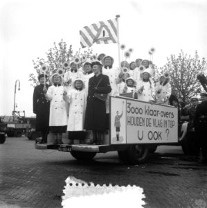 Bevrijdingsdag herdenking, optocht gemeente voertuigen, wagen met klaar-overs …, Bestanddeelnr 906-4489