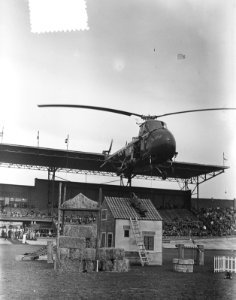 Bevrijdingsdag herdenking, Olympisch Stadion spel Vrij tekst afgebroken, Bestanddeelnr 906-4482