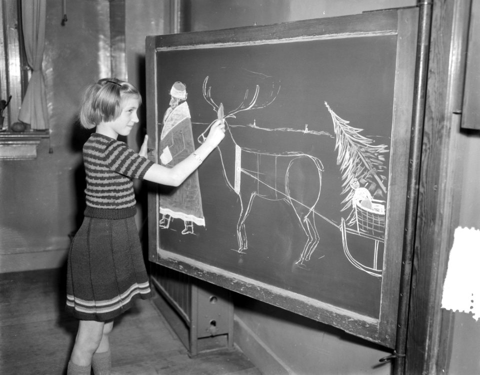 Bezoek bij Zwolse vierling Kiffers, Rini bij kersttekening op de Ploegmanschool, Bestanddeelnr 906-1817