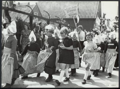 Bevrijdingsfeesten. Volendam viert feest. De kinderoptocht, Bestanddeelnr 120-0908