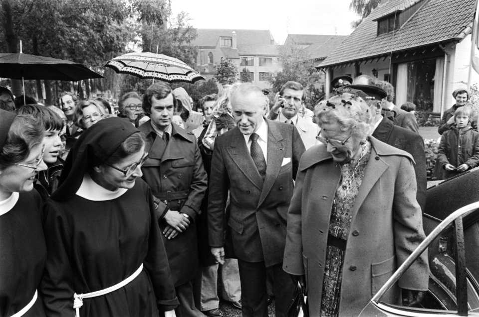 Bezoek Hare Majesteit aan Noord Brabant Juliana vergezeld van 2 nonnen tijdens, Bestanddeelnr 929-3785