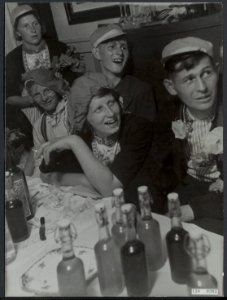 Bevrijdingsfeesten. Volendam viert feest. Volendammers aan de feestdis, Bestanddeelnr 120-0903