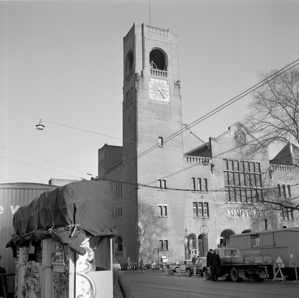Beursgebouw van Berlage aan het Damrak links een ingepakt draaiorgel, Bestanddeelnr 254-5143