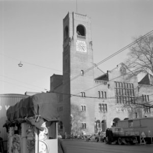 Beursgebouw van Berlage aan het Damrak links een ingepakt draaiorgel, Bestanddeelnr 254-5143
