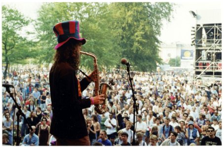 Bevrijdingspop 1995 op het Vlooienveld in de Haarlemmerhout Het festival trekt 125.000 liefhebbers. NL-HlmNHA 54036196