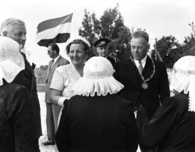 Bezoek H. M. de Koningin aan de kop van Overijssel. H. M. in gesprek met Giethoo, Bestanddeelnr 905-8134