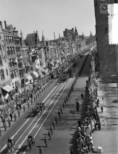 Bezoek Deense Koninklijke familie aan Amsterdam, overzi Damrak, Bestanddeelnr 906-4198