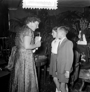 Bezoek Koningin aan Prijs van de film Dageraad der Vr.h. City Theater Amsterdam, Bestanddeelnr 905-8283