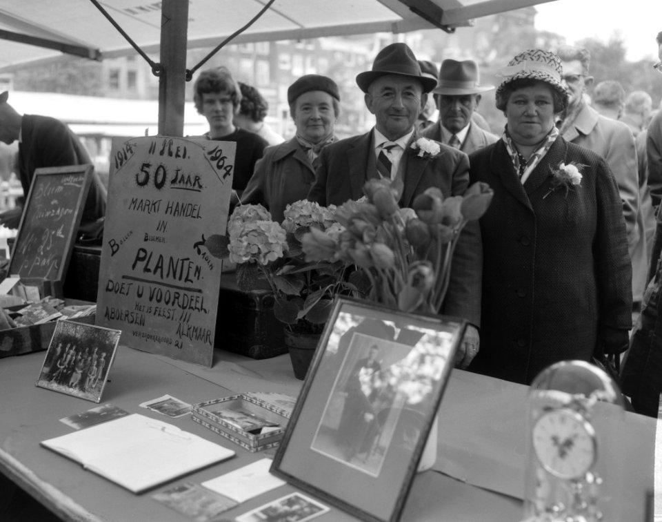 Bevrijdingsmarkt op Amstelveld, standwerker Boersen uit Alkmaar die 50 jaar op d, Bestanddeelnr 916-4236