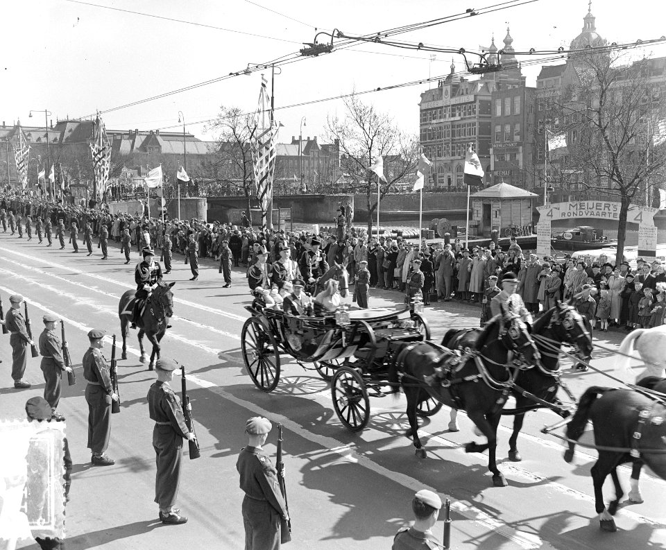 Bezoek Deense Koninklijke familie aan Amsterdam, aankomst koetsen op Dam, Bestanddeelnr 906-4211